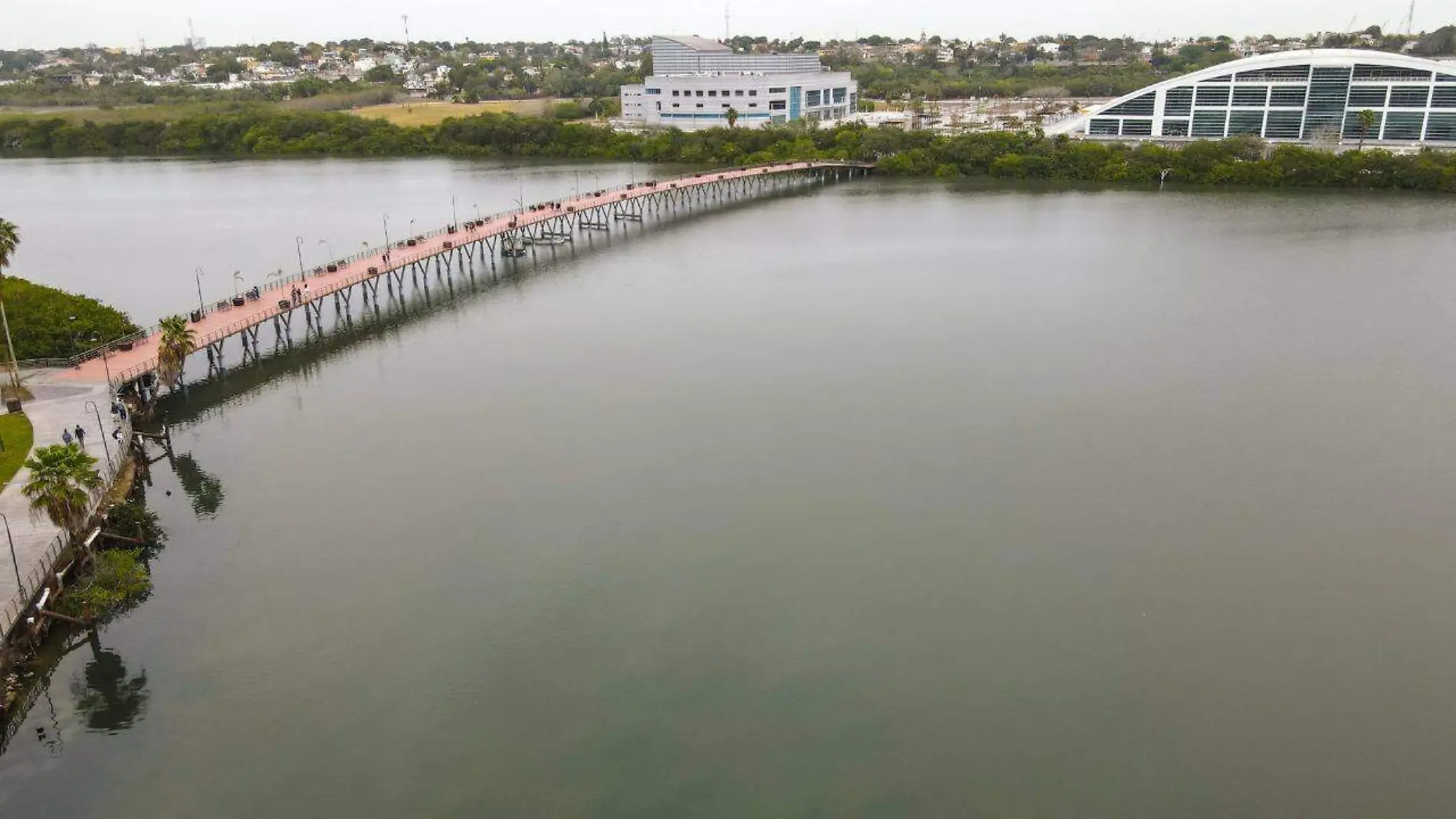 El paseo ha tenido dos puentes para atravesar sus aguas